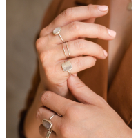 GOUDEN RING MET MAANSTEEN